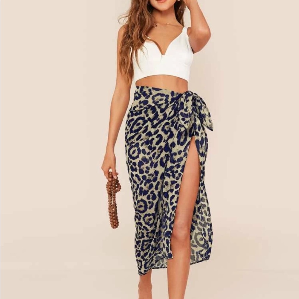 Tie waist leopard skirt